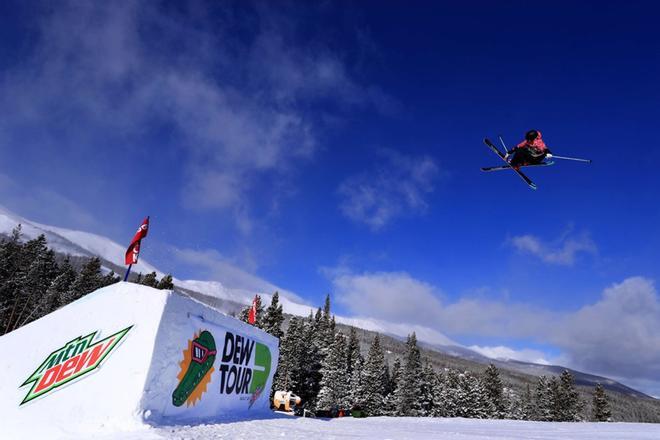 Elena Gaskell de Canada compite en la prueba Ski Slopestyle Jump durante el Dew Tour en Breckenridge, Colorado.