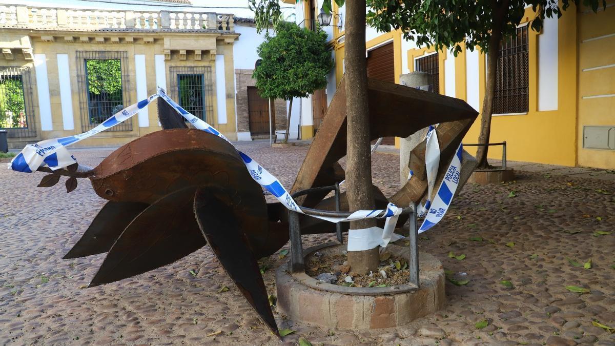 Monumento por la Paz, de Salvador Morera, cuando fue derribado en mayo del 2022 por una furgoneta.