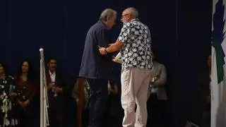 Entre gritos y aglomeraciones, Serrat protagoniza una alborotada charla en la FIL de México