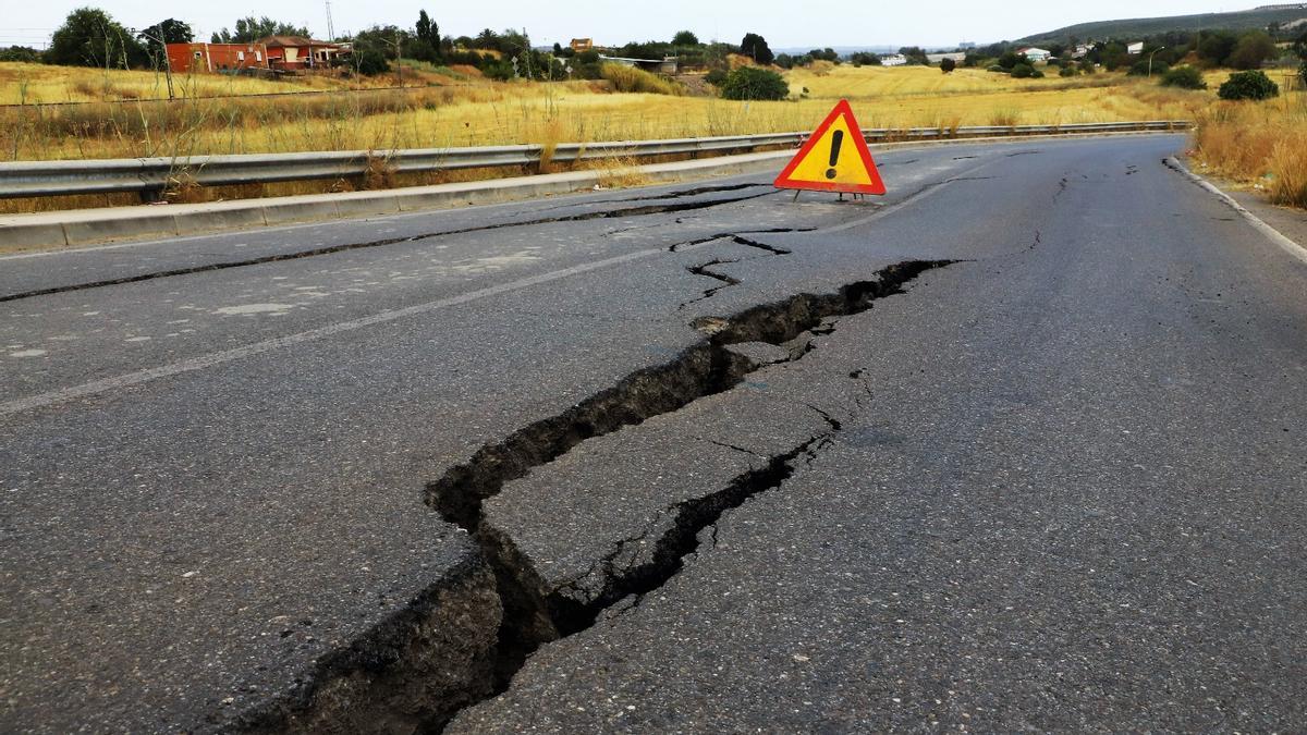 Estado de la carretera de acceso al cementerio de la Fuensanta en Córdoba.