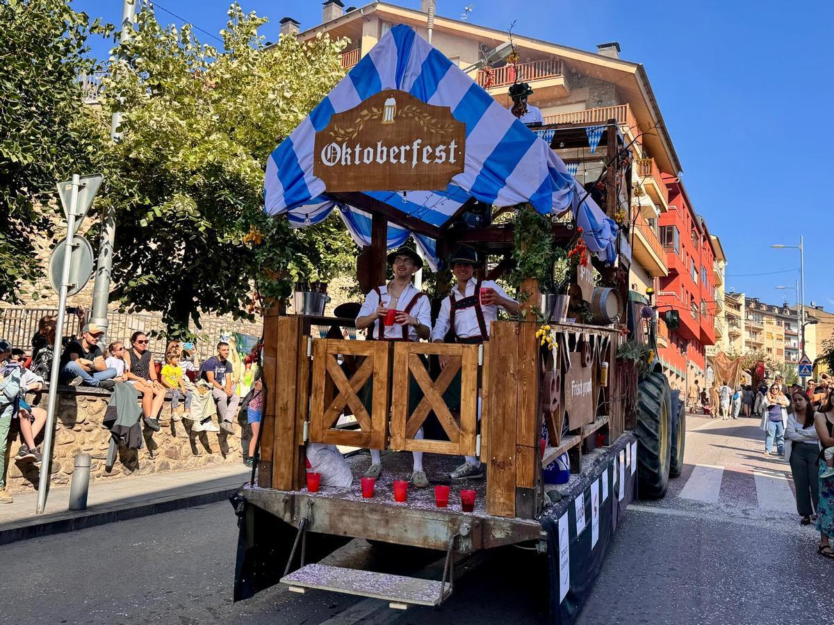 La desfilada de carrosses llueix a Puigcerdà amb tot el seu esplendor en els 140 anys de la Festa de l'Estany La desfilada de carrosses llueix a Puigcerdà amb tot el seu esplendor en els 140 anys de la Festa de l'Estany