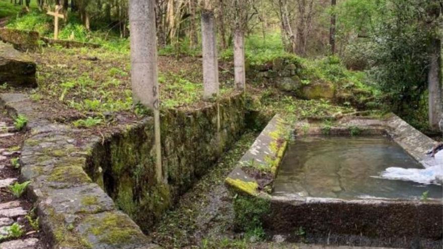 El Concello retira las columnas de hormigón y arregla el lavadero de Rialdarca