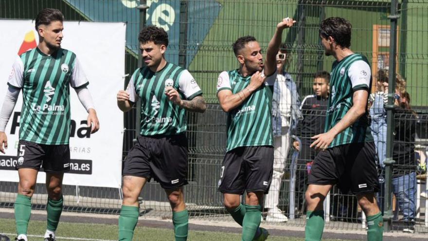 Juan Carlos Menudo celebra su gol.