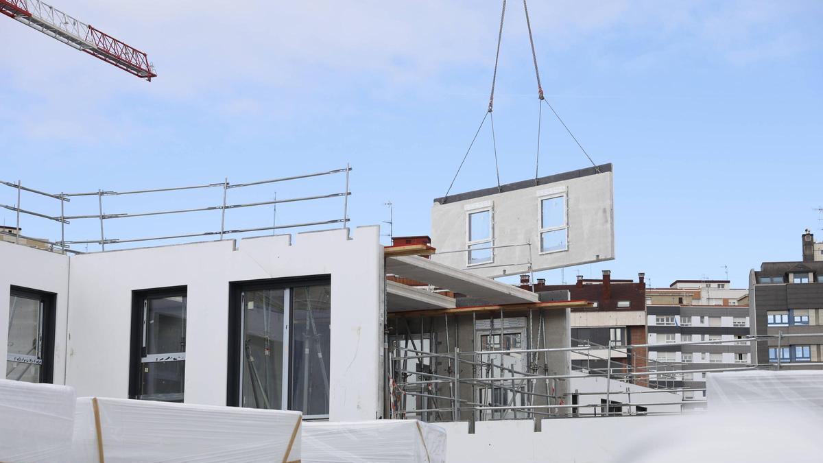 Trabajos de construcción de un bloque de viviendas en Gijón.