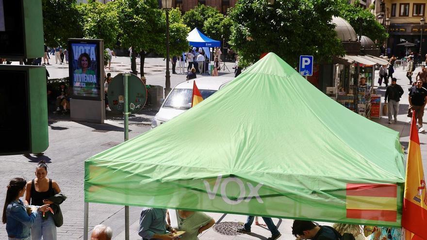 Vox se mosquea en el cierre de campaña en Córdoba por el volumen del 'Kilómetro Sur' de Juanma Moreno