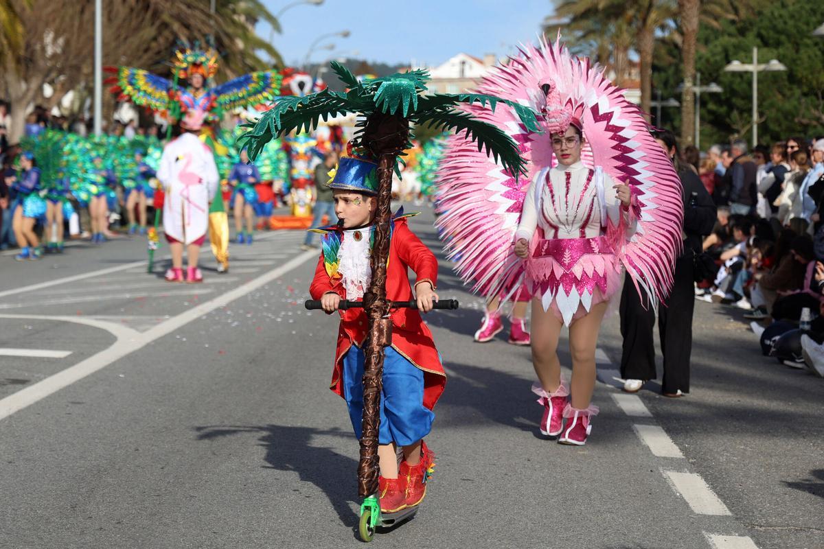 Sanxenxo se llenó de color y diversión con el tradicional desfile de carnaval de adultos y niños