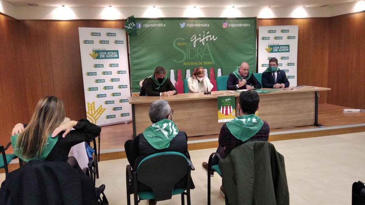 En la mesa, por la izquierda, Ángel Lorenzo, Lara Martínez, Iván de la Plata y Toño Migoya, durante la presentación.