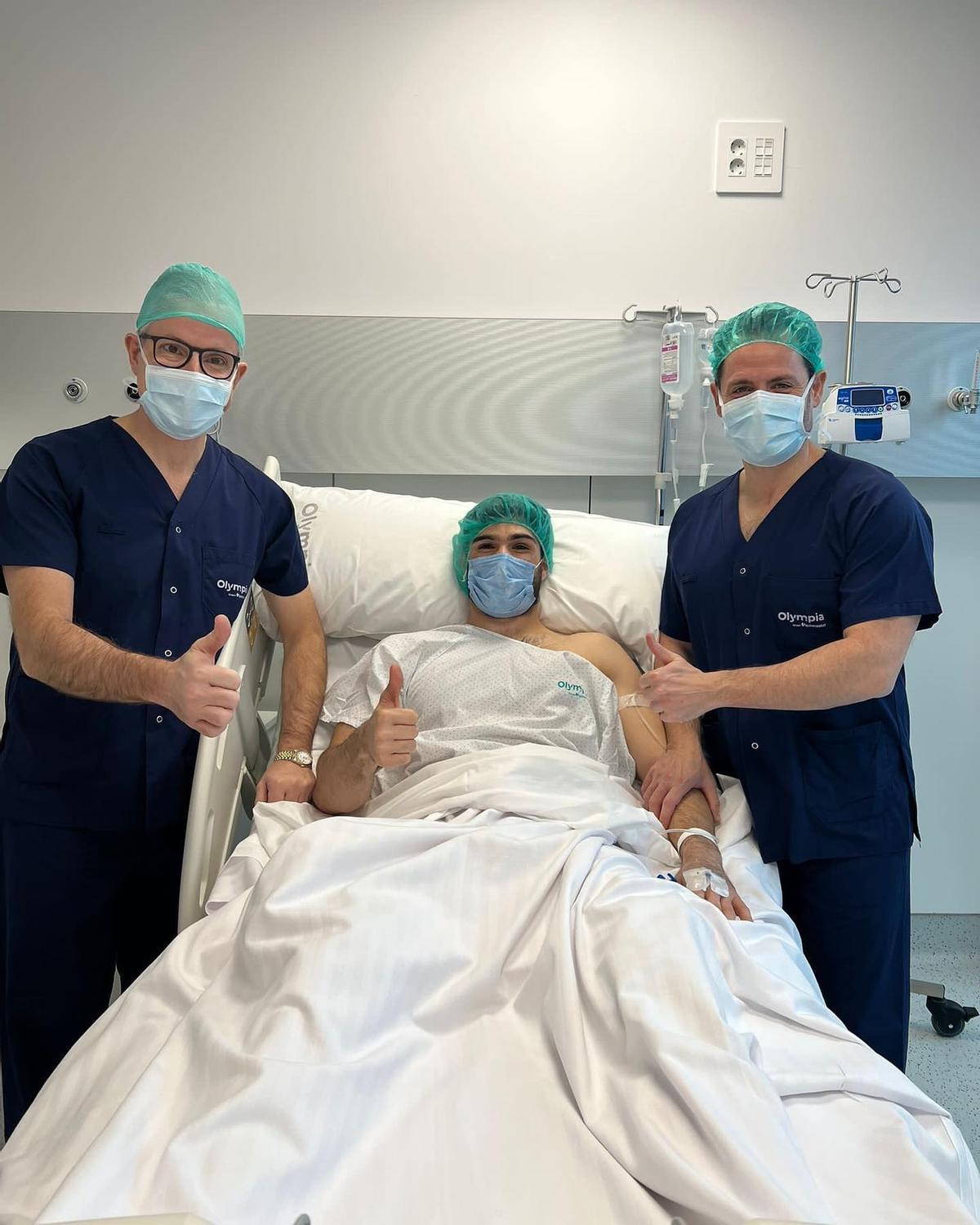 El jugador del Frigoríficos del Morrazo Santi López con los médicos que lo operaron de su lesión de rodilla.