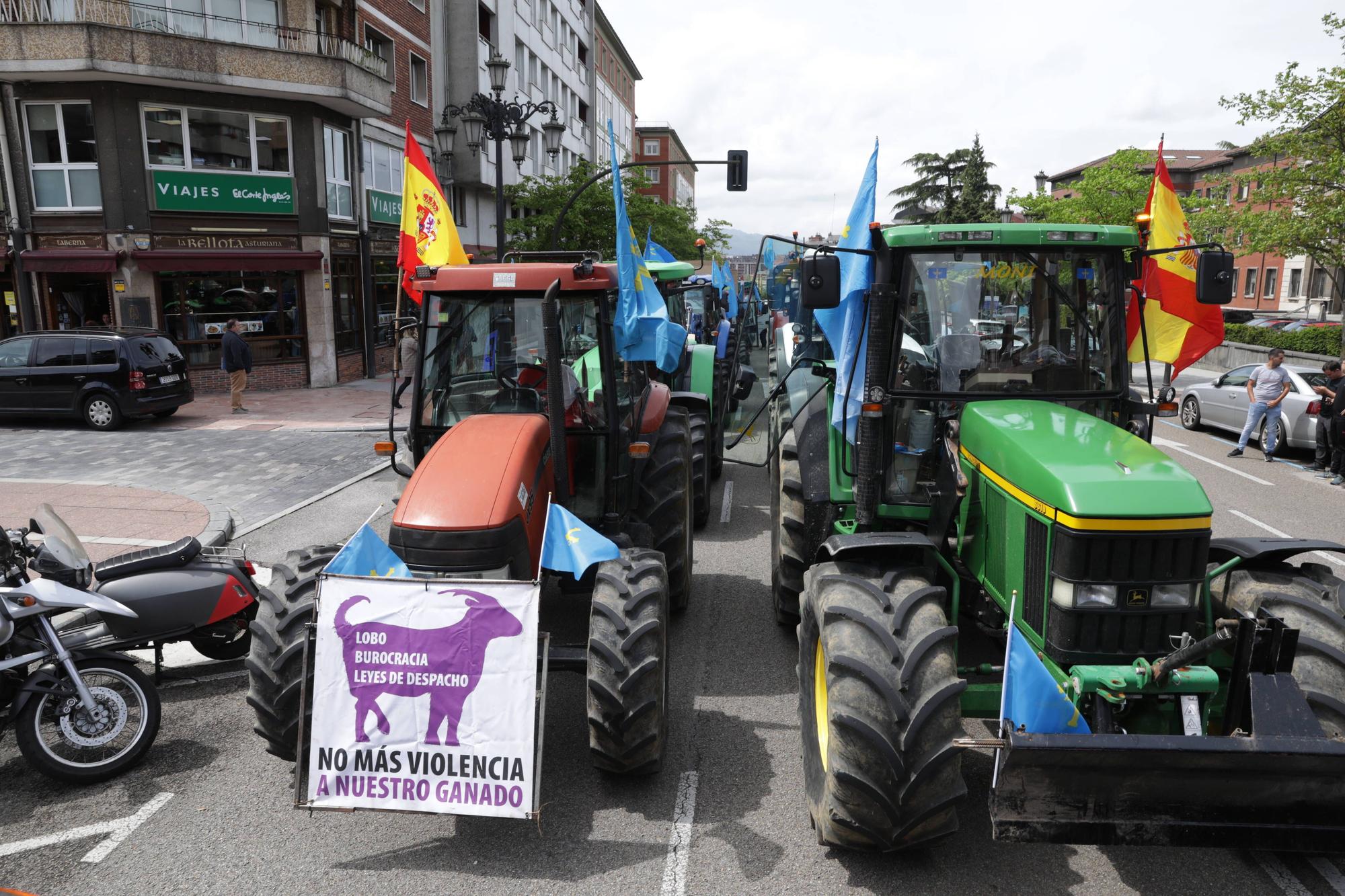 EN IMÁGENES: Así fue la tractorada de protesta del campo asturiano en Oviedo