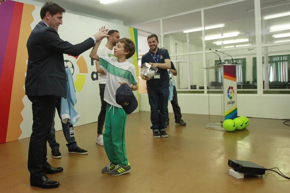 Nolito y Sergio, con los niños de Los Sauces