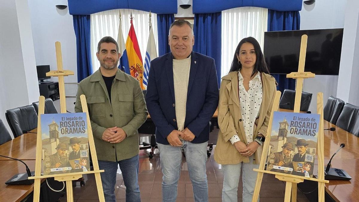 Juan Ramos (C), Juan Siverio y Yanira Mesa en la presentación del cartel