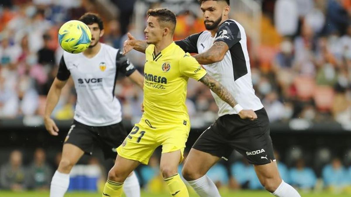 Valencia-Villarreal: Un lance del partido