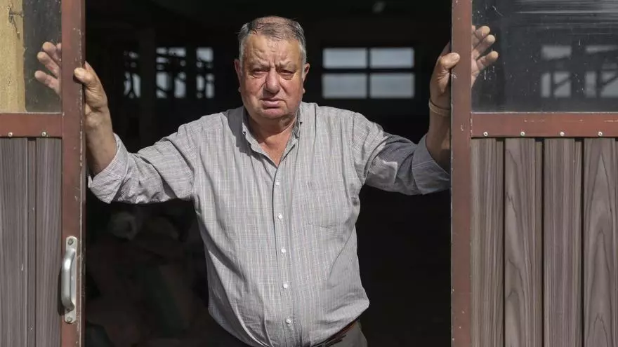 José Manuel Medina, vecino de Castiello Bernueces: "En la aldea tienes más libertad que en un piso, en el que si te aburres solo te queda mirar por la ventana"
