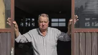 José Manuel Medina, vecino de Castiello Bernueces: "En la aldea tienes más libertad que en un piso, en el que si te aburres solo te queda mirar por la ventana"