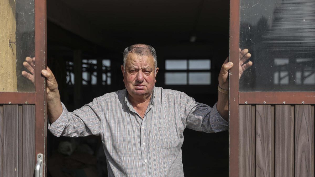 José Manuel Medina, vecino de Castiello Bernueces: "En la aldea tienes más libertad que en un piso, en el que si te aburres solo te queda mirar por la ventana"