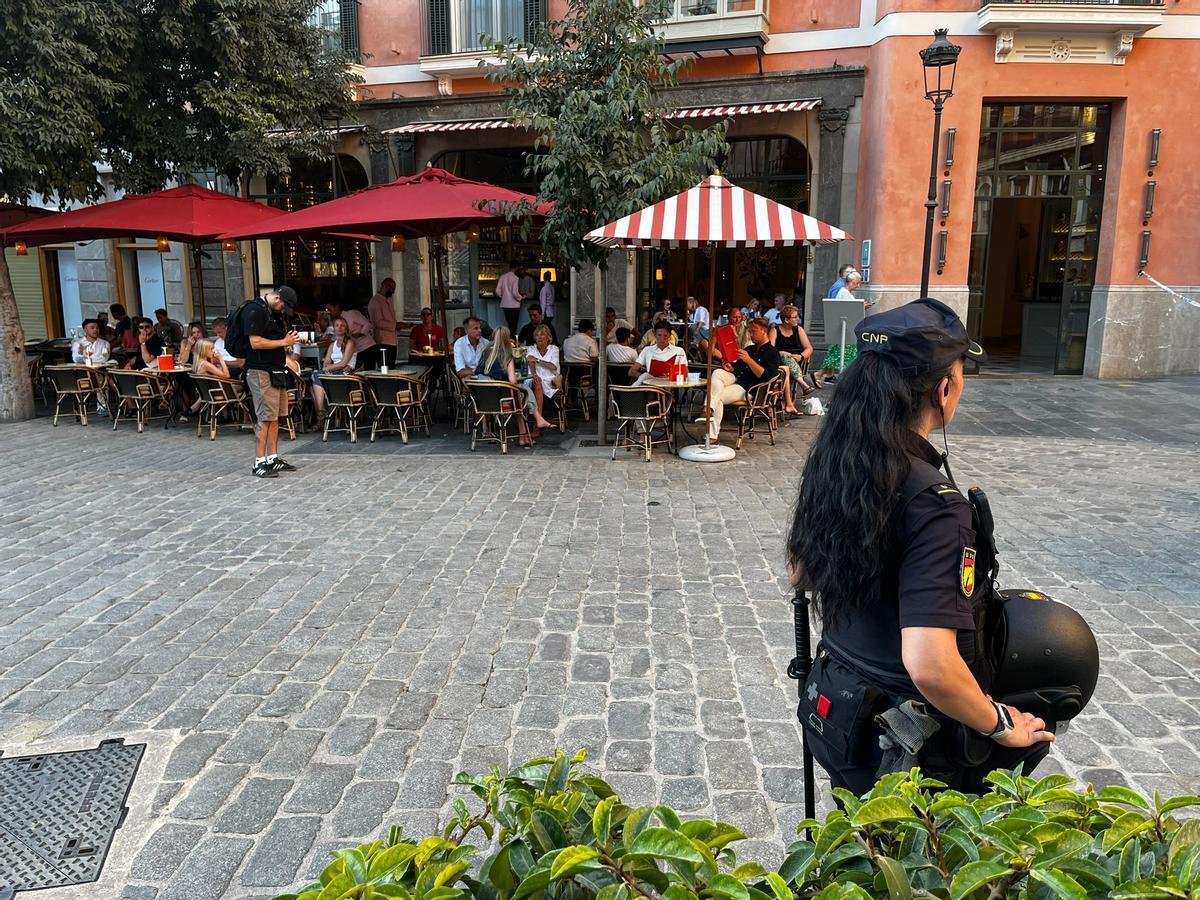 La Policía Nacional vigila las terrazas para que los manifestantes no molesten a los turistas.