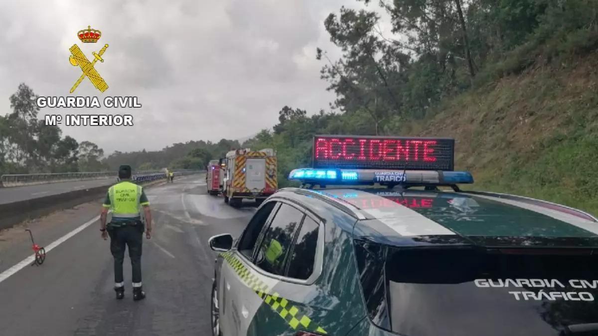 GALICIA ACCIDENTE TRÁFICO | Una colisión entre un coche y un autobús averiado en la AP-9 deja una mujer herida