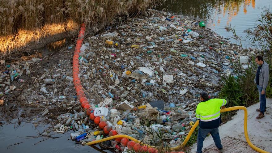 Plataforma de retención de residuos plásticos flotantes en un azarbe en Guardamar.  | INFORMACIÓN