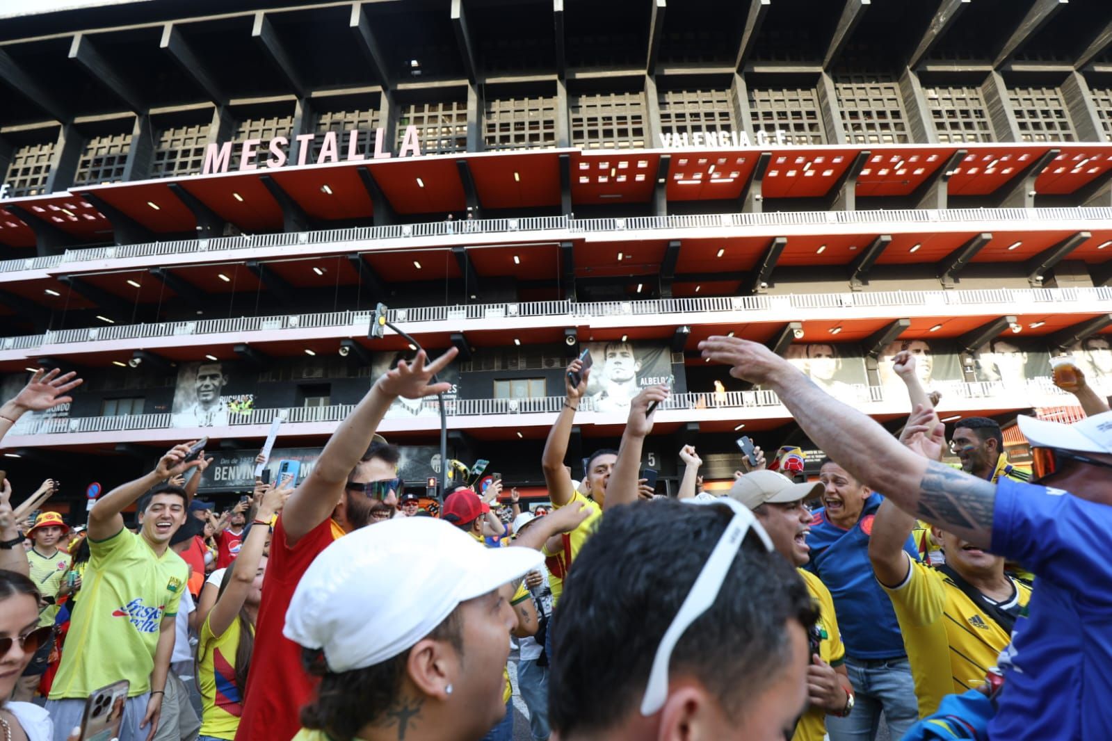 Gran ambiente en Mestalla para el partido entre Colombia e Irak