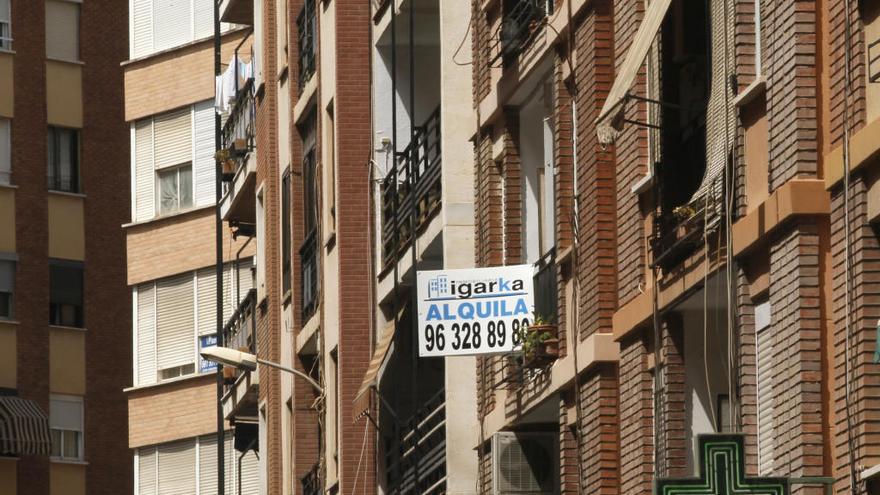 Un cartel de alquiler en una vivienda de València.