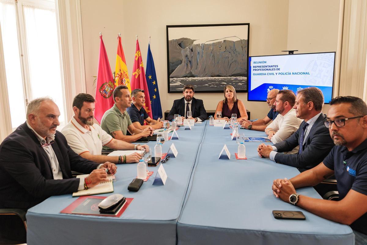 Reunión de López Miras y Arroyo con representantes de organizaciones y asociaciones profesionales de la Policía Nacional y la Guardia Civil.