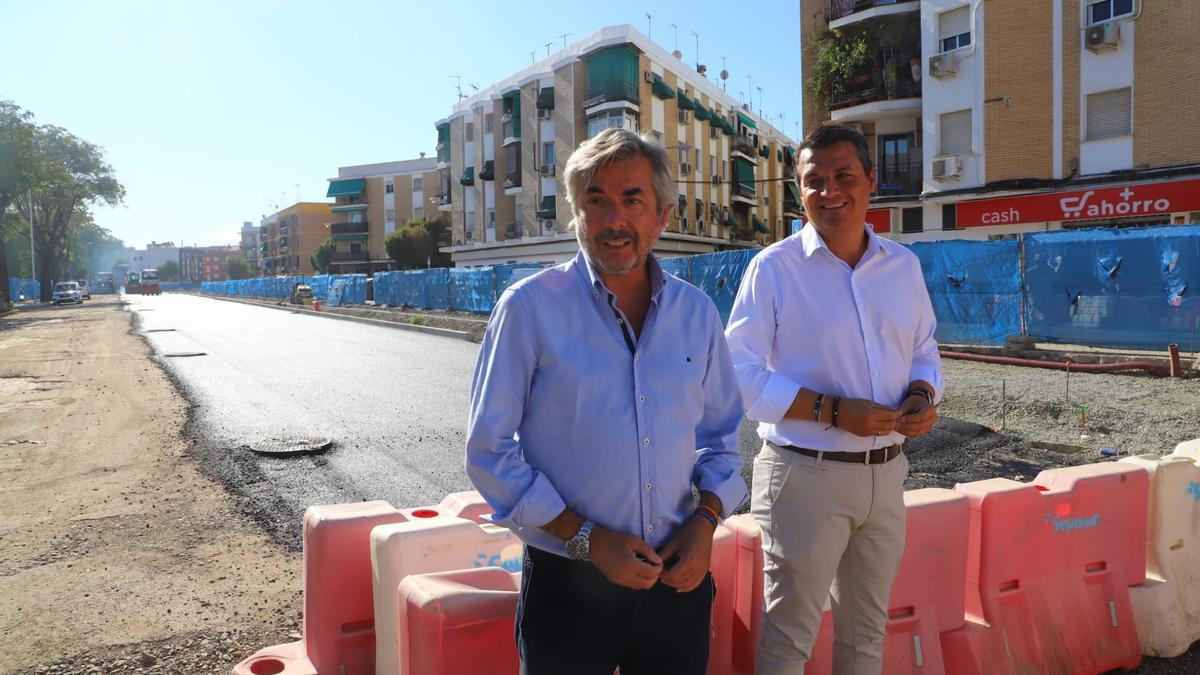 José María Bellido y Miguel Ángel Torrico visitan las obras de la avenida de Trassierra.