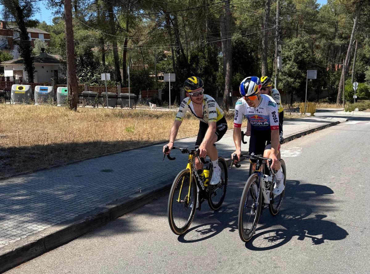 Los corredores del Visma y los del Red Bull coinciden cerca de Olesa de Bonesvalls.
