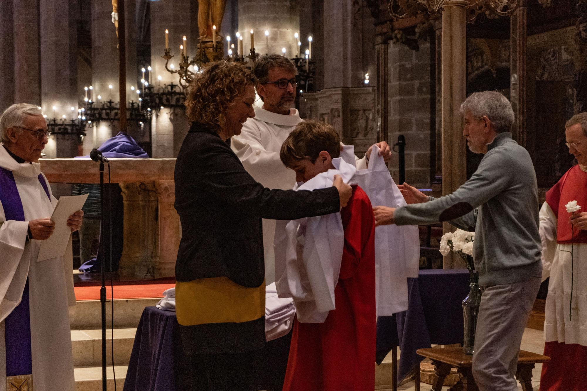 La Seu acoge la vestición de los nuevos veintidós miembros de la coral de Vermells