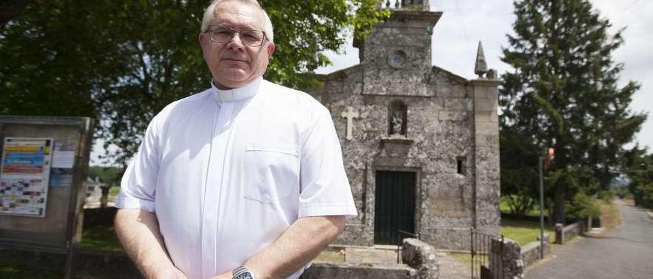 El párroco José Antonio Ortigueira, ayer, ante la iglesia de Matalobos. // Bernabé / Cris M.V.