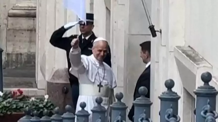 El Papa León XIV llega a la residencia de Santa Marta en el Vaticano
