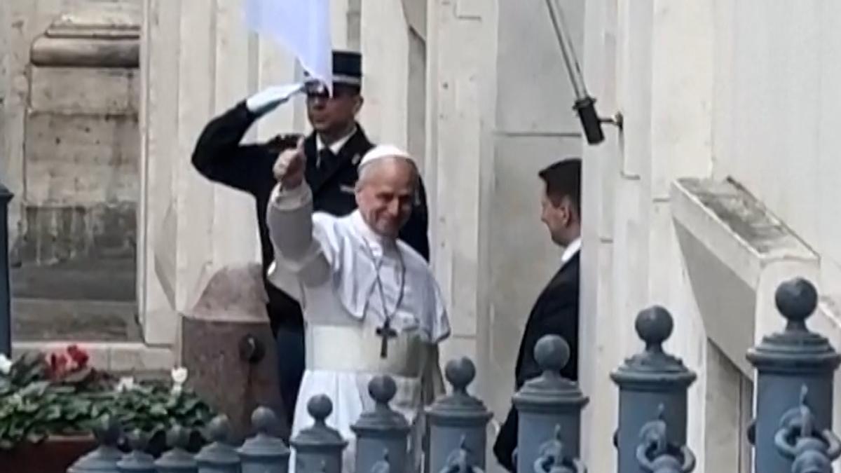 El Papa León XIV llega a la residencia de Santa Marta en el Vaticano