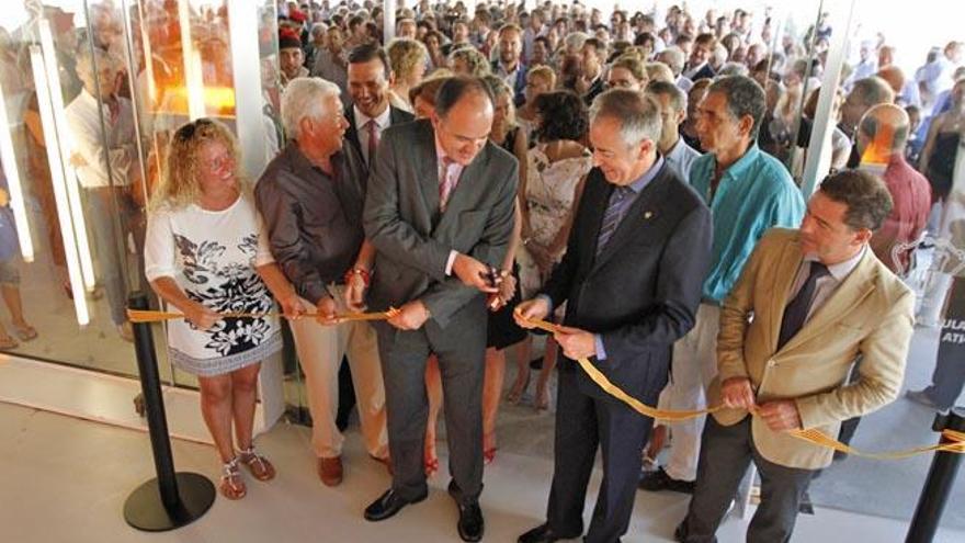 El alcalde y el presidente del Consell cortan la cinta inaugural. Detrás, decenas de vecinos aguardan.