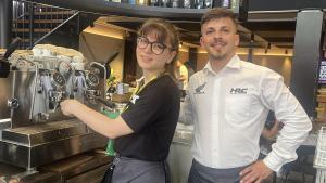 Laura Mascolo y Robert Lanza, ante la cafetera del hospitality de Honda, en Mugello (Italia).