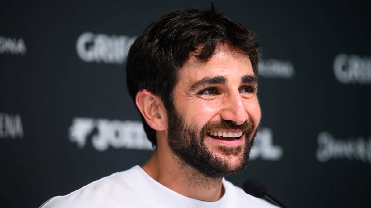 Ricky Rubio posa con su camiseta del Joventut Badalona