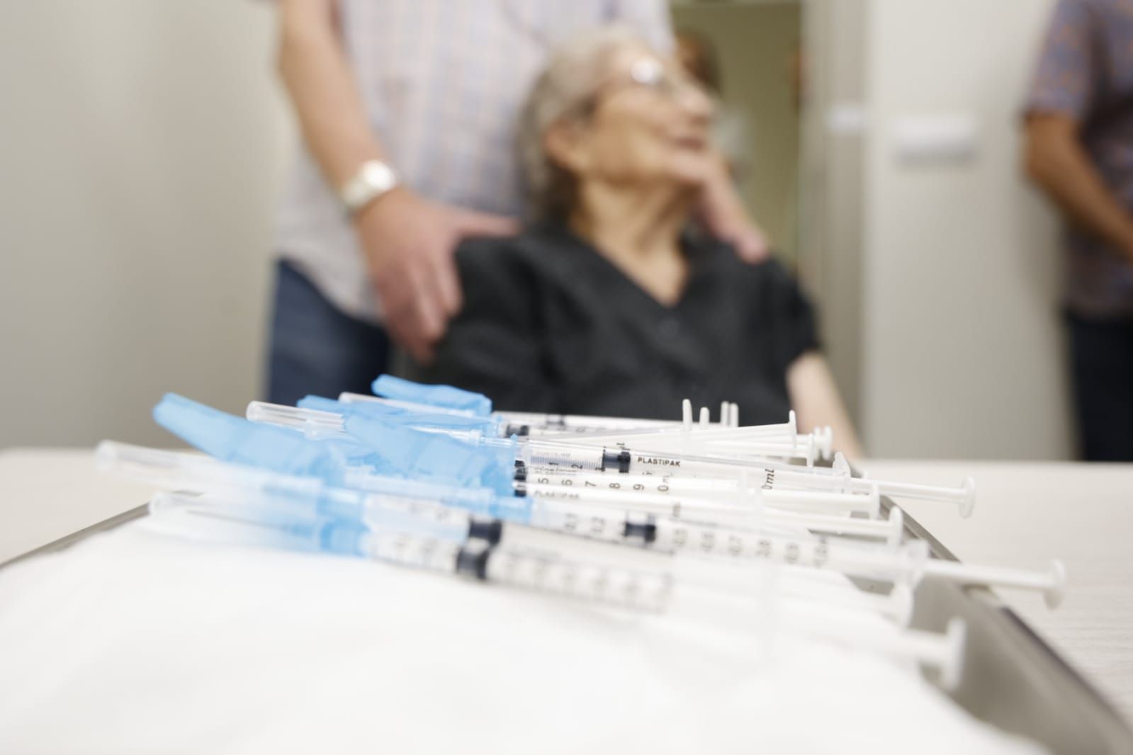 La campaña de vacunación 2023-2024 contra la gripe y la covid-19 arranca inmunizando a los más vulnerables