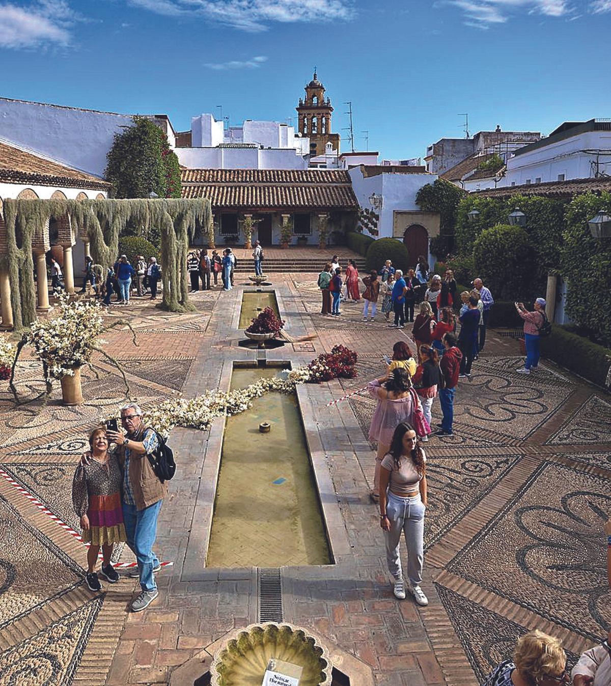 Visitantes en 2024 entre la intalación de Coyote Flowers en el Palacio de Viana.