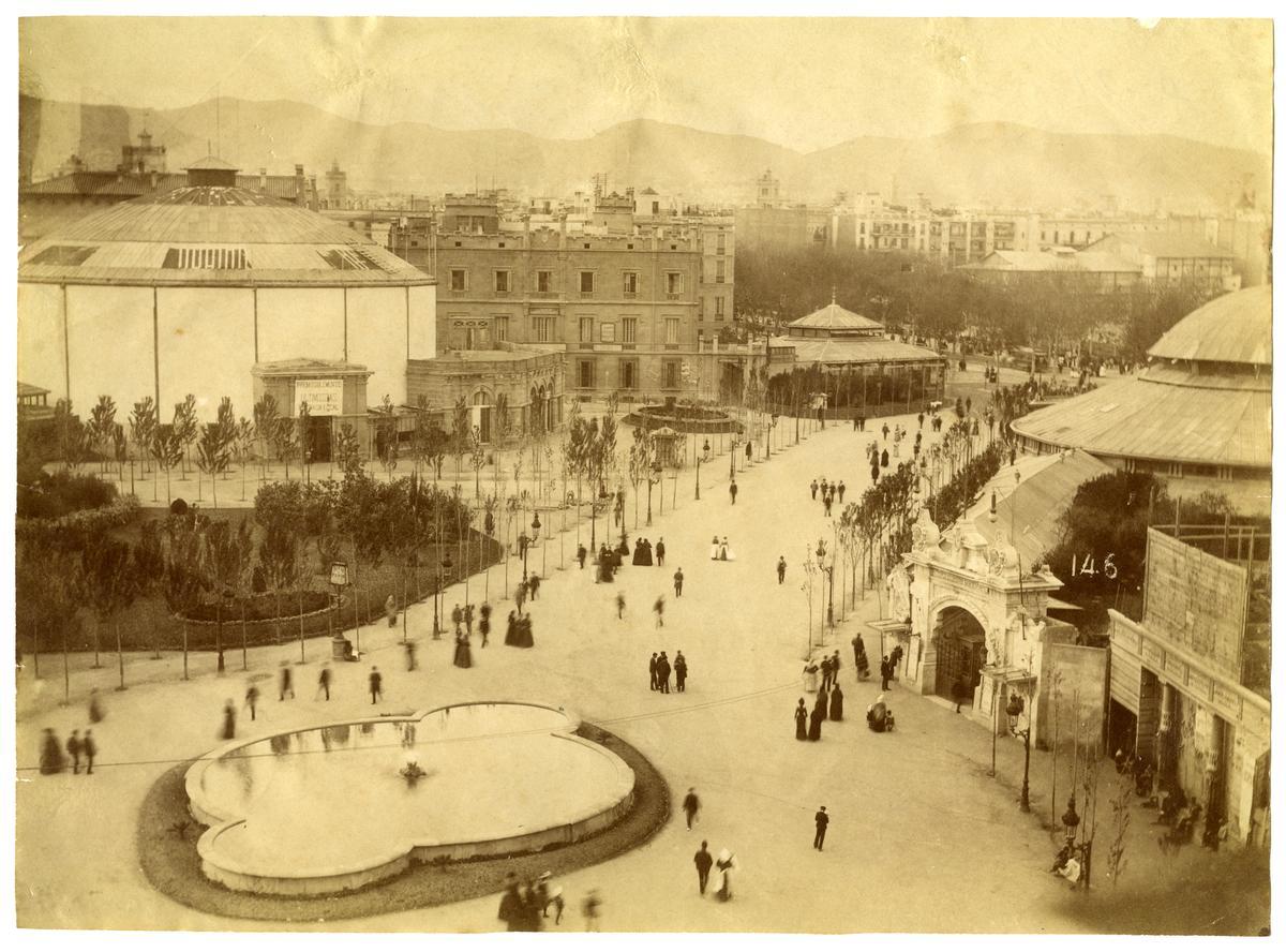 17 Plaça de Catalunya. A primer terme, el Círculo Ecuestre Barcelonés; a l’esquerra, el Panorama Waterloo; al fons La Pajarera i el passeig de Gràcia, 1888-1890. AFB. Autoria desconeguda.jpg