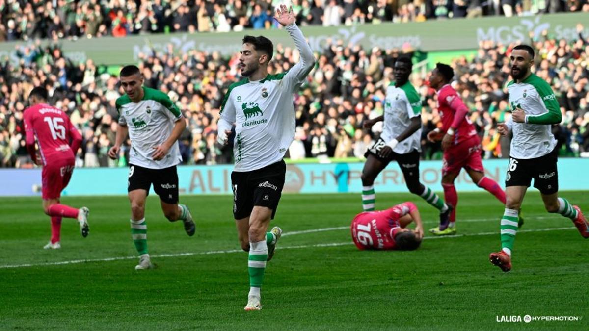 Andrés celebrando el gol con Aitor tirado en el césped.