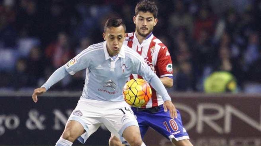 El Celta controla el balón ante el Sporting.