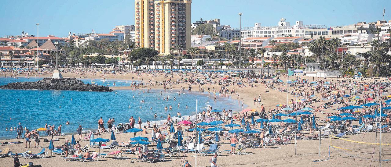 Panorámica de la playa de Las Vistas, en Arona