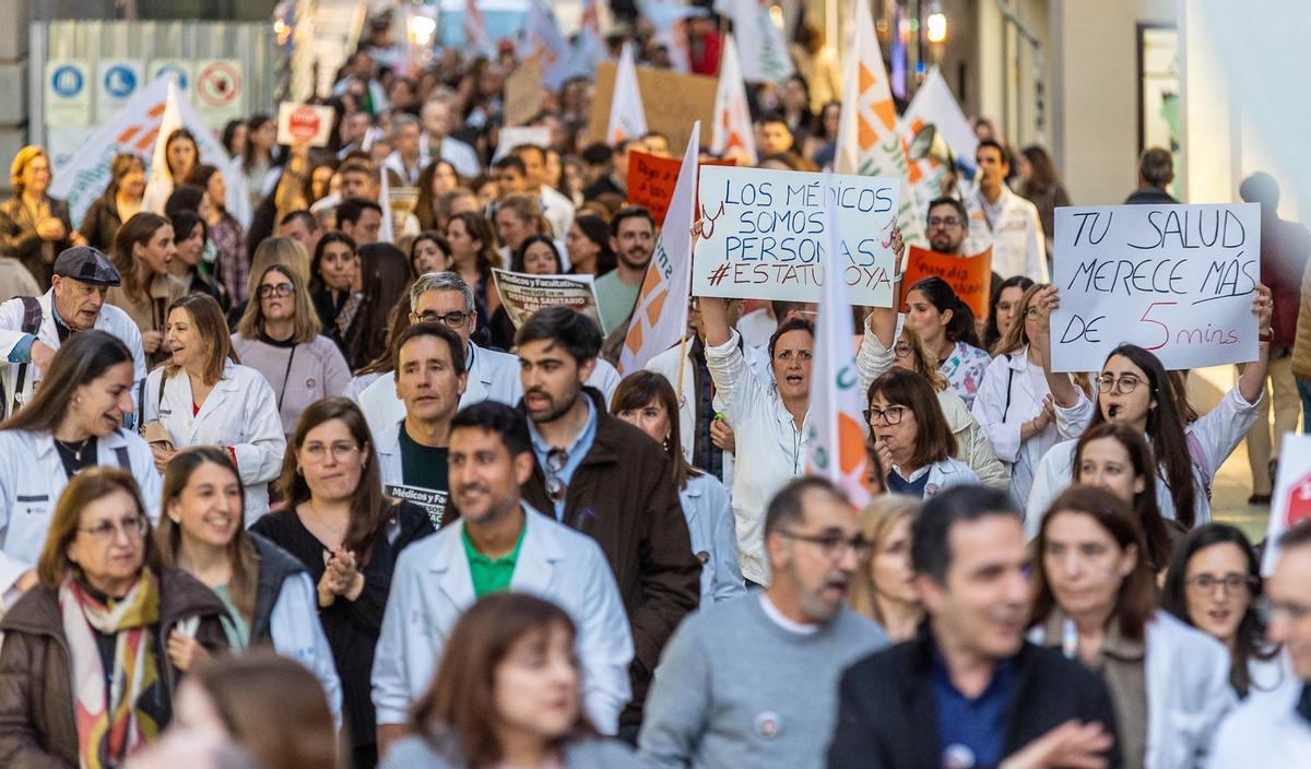 Los médicos toman el centro de Alicante Los médicos toman el centro de Alicante