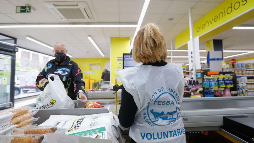 Una voluntaria del Banco de Alimentos en un supermercado cordobés.