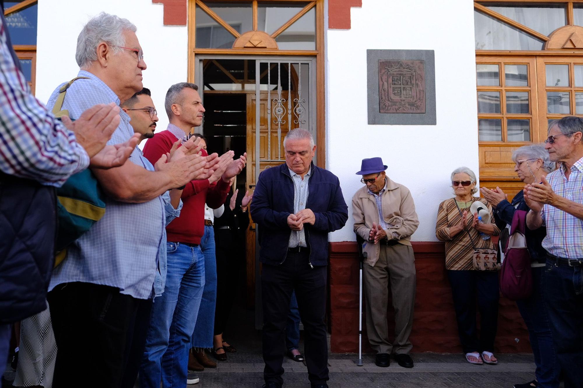 Minuto de silencio y último adiós a la mujer asesinada en La Aldea