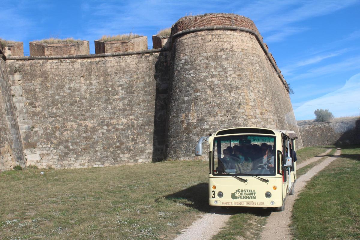 Un dels nous autobusos elèctrics del servei de visites del Castell