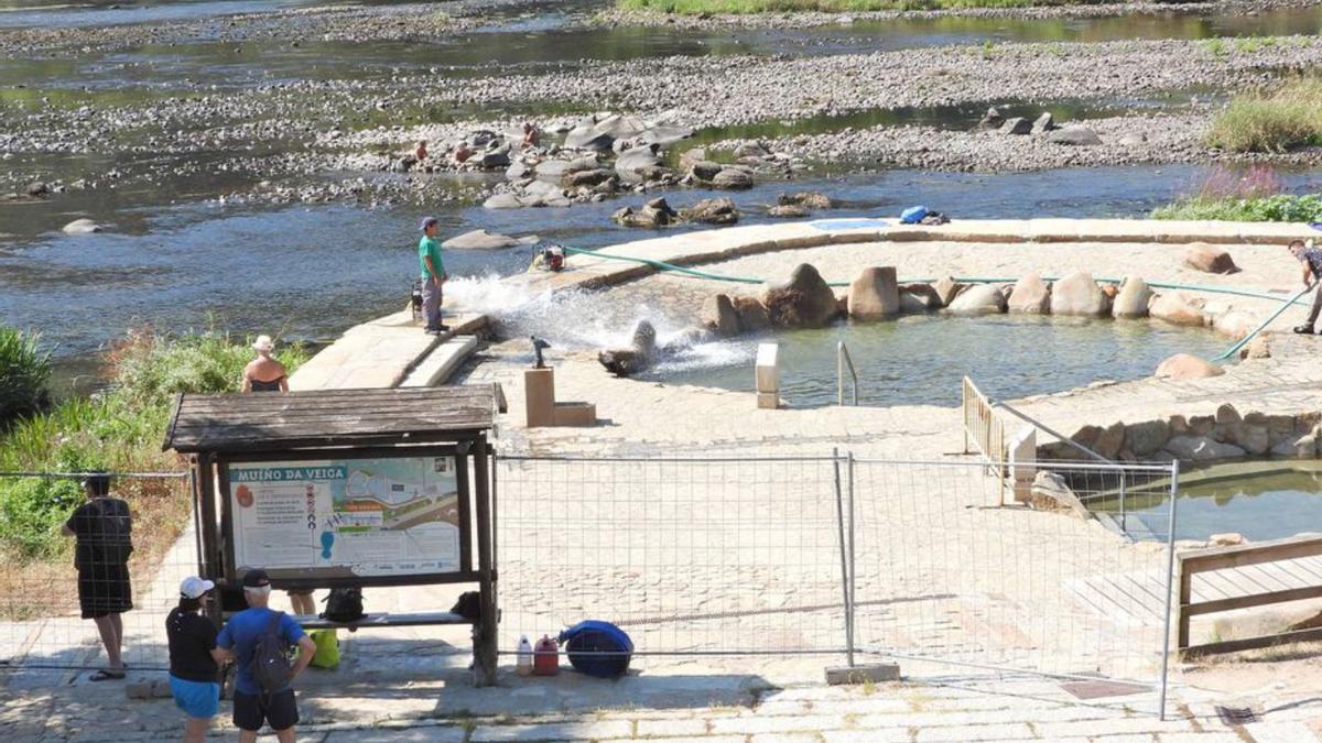 Llenado de las termas con agua del río.   | // FERNANDO CASANOVA