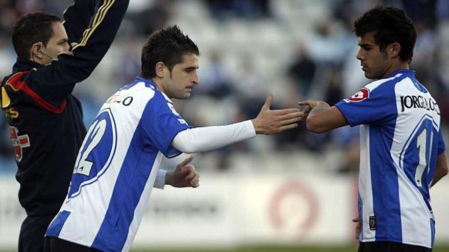 Jorge Alonso deja su puesto en el campo a Portillo en un partido del Hércules.