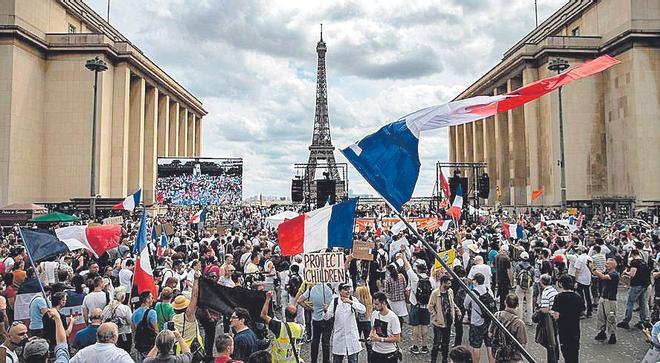 Los seguidores de Macron celebran la victoria en las elecciones de Francia