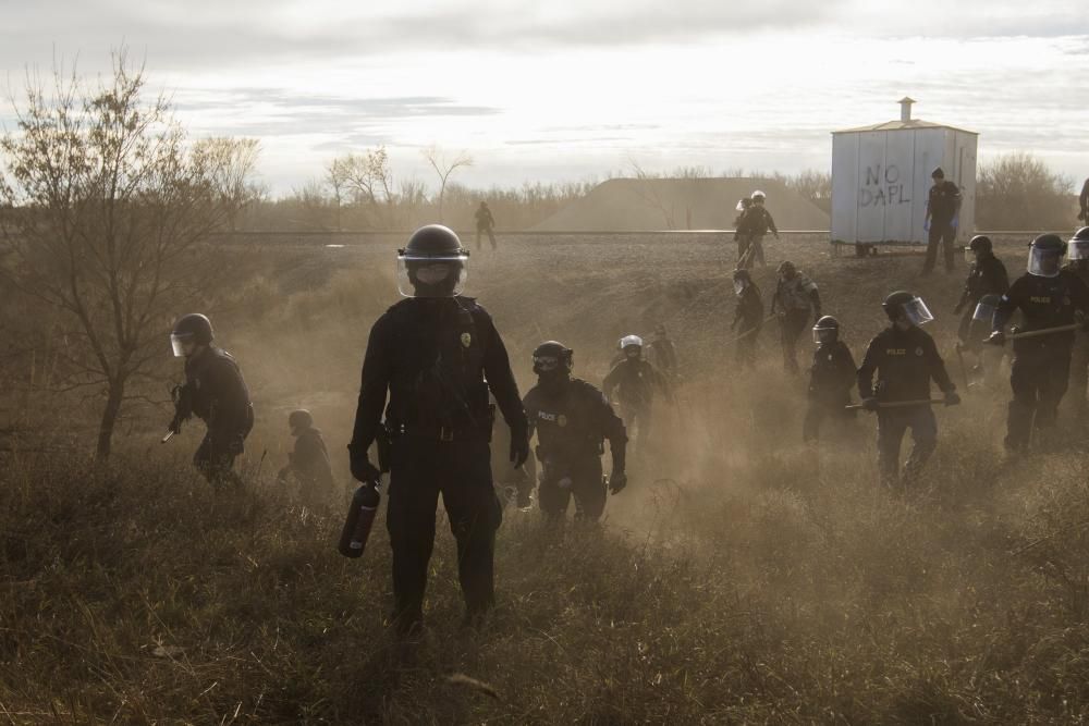 Un grup de policies antidisturbis tracten de dispersar amb bales de goma als manifestants que protesten en una carretera secundària al costat de l'oleoducte Dakota Access Pipelines, al Estats Units.