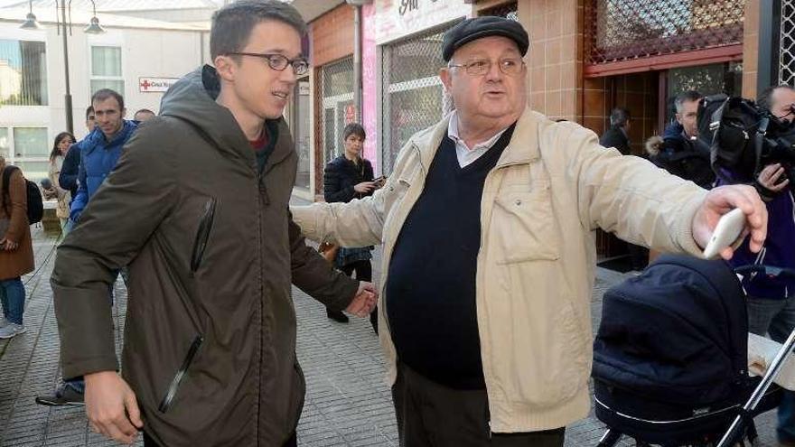 Un vecino se hace una foto con Errejón, izquierda, ayer. //R. Vázquez