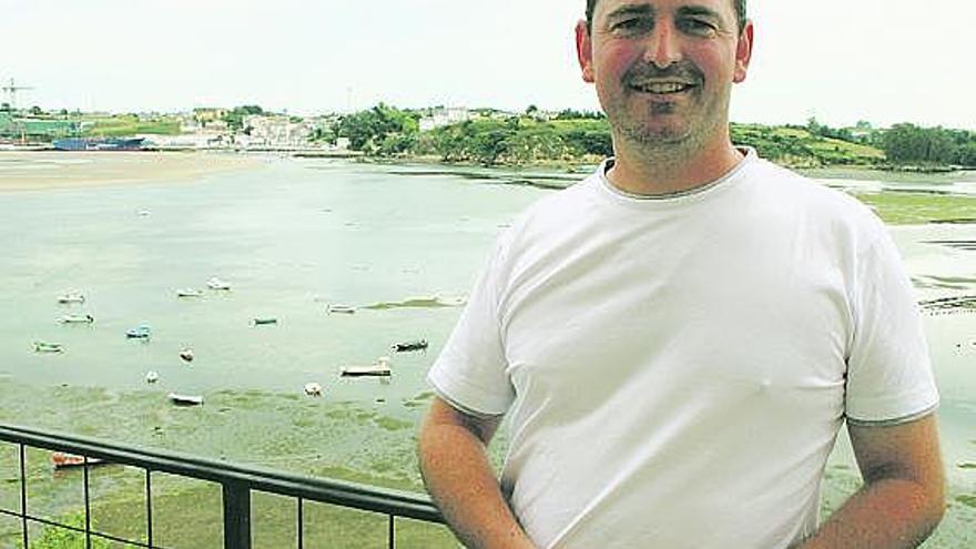 Manuel Viego, ayer, en un mirador de la ría del Eo.